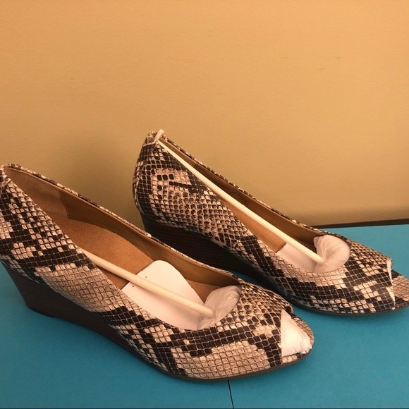 Vionic Bria Wedge - Picture 7 of 8